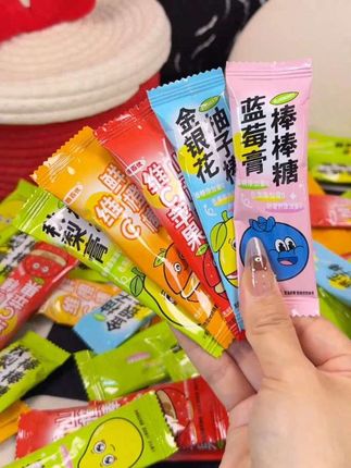 糖百优秋梨膏棒棒糖专为宝宝设计,清润滋养不上火,美味健康两不误。轻松润肺解燥,让孩子在甜蜜享受中健康成长,是孩子爱吃的滋养小零食。