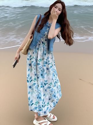 复古牛仔马甲,小碎花连衣裙两件套#夏天该有的样子 #海边拍照 #美丽海边等你来 #阳光沙滩海浪 #强烈推荐
