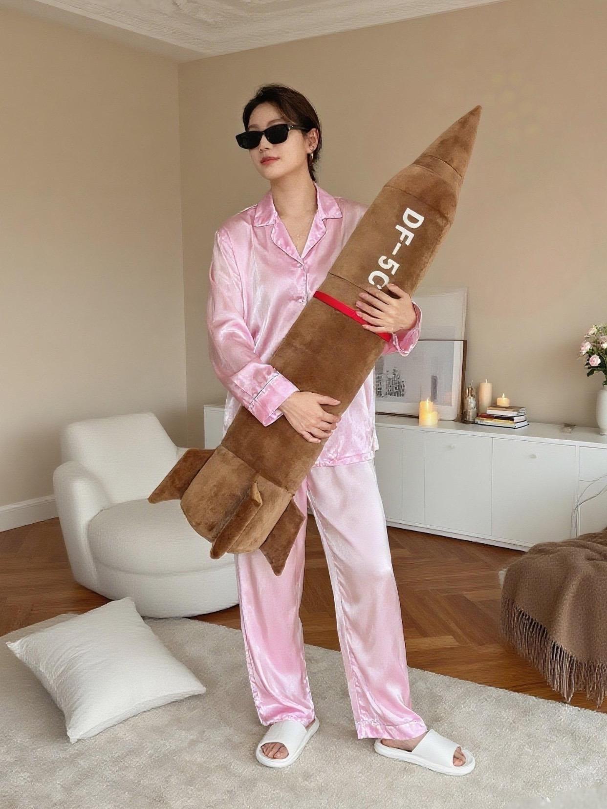 安全感爆棚的治愈系抱枕来啦!~覆盖全球,#东风5c模型 版治愈抱枕,把满满安全感抱回家 午休赖床/宅家追剧必备神器 软fufu萌化你的心✨#东风5c #家居好物 #治愈系好物 #东风5c打击范围覆盖全球 👉点击解锁你的专属安心感