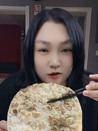 早餐不知道吃什么,就来一片梅干菜饼,再配上一杯豆浆,安排的妥妥的。。#磐小安 #梅干菜饼 #早餐