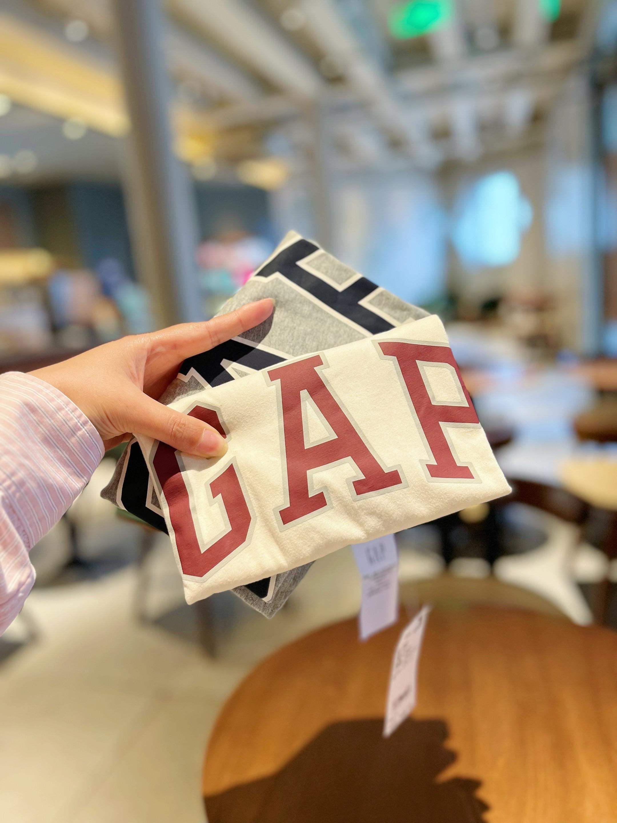 妈呀,反季买品牌衣服是真便宜,#Gap 这件新款美式复古全棉T门店同步上新卖的死贵,一分折扣都没有,就为了在抖音提前冲一波销量,你们看看才啥价,旗舰店发货的真的是捡到大漏了!! 我的真超爱这种简约复古美式风的腔调,无论男女还穿都好乖好时髦啊,百搭不挑人,整件A类百分百阳光棉的好料子,真的好绵软啊,肉眼可见的亲肤搭配胸前超有品牌调性的大logo,秋冬天不管单穿还是打底都好看,大品牌品质做工细节一点都不带马虎的,而且识货的妈妈都知道,往往都是头一批大货,品质会更好。 马上就立秋了,刷到的妈妈赶紧薅,上学穿超合适!#儿童T恤 #儿童长袖t恤 #儿童打底衫 ##儿童长袖t恤男童女童百搭