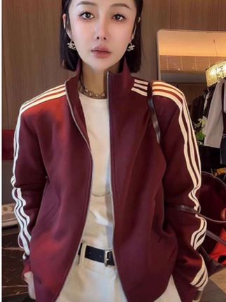 欧货早秋新款安可拉红三条杠立领短外套女百搭显瘦拉链开衫夹克衫 #休闲百搭 #欧货早秋新款#三条杠短款外套#百搭显瘦开衫#拉链夹克衫