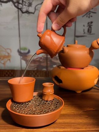 下雨天,一个人躲在家里一个人喝茶发呆是我最喜欢做的事,这个时候最放松。