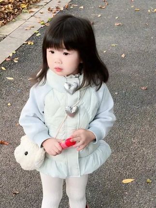 爱让镜头长满了柔光 妈妈看孩子总是带着几分滤镜的 我想应该是那句“人和人之间的滤镜 不过是一双偏爱的眼睛” 妈妈更是如此 因为是你所以什么都好 #我的女孩👧🏻 #陪你长大 #女儿穿搭 #女童羽绒服 #高品质童装