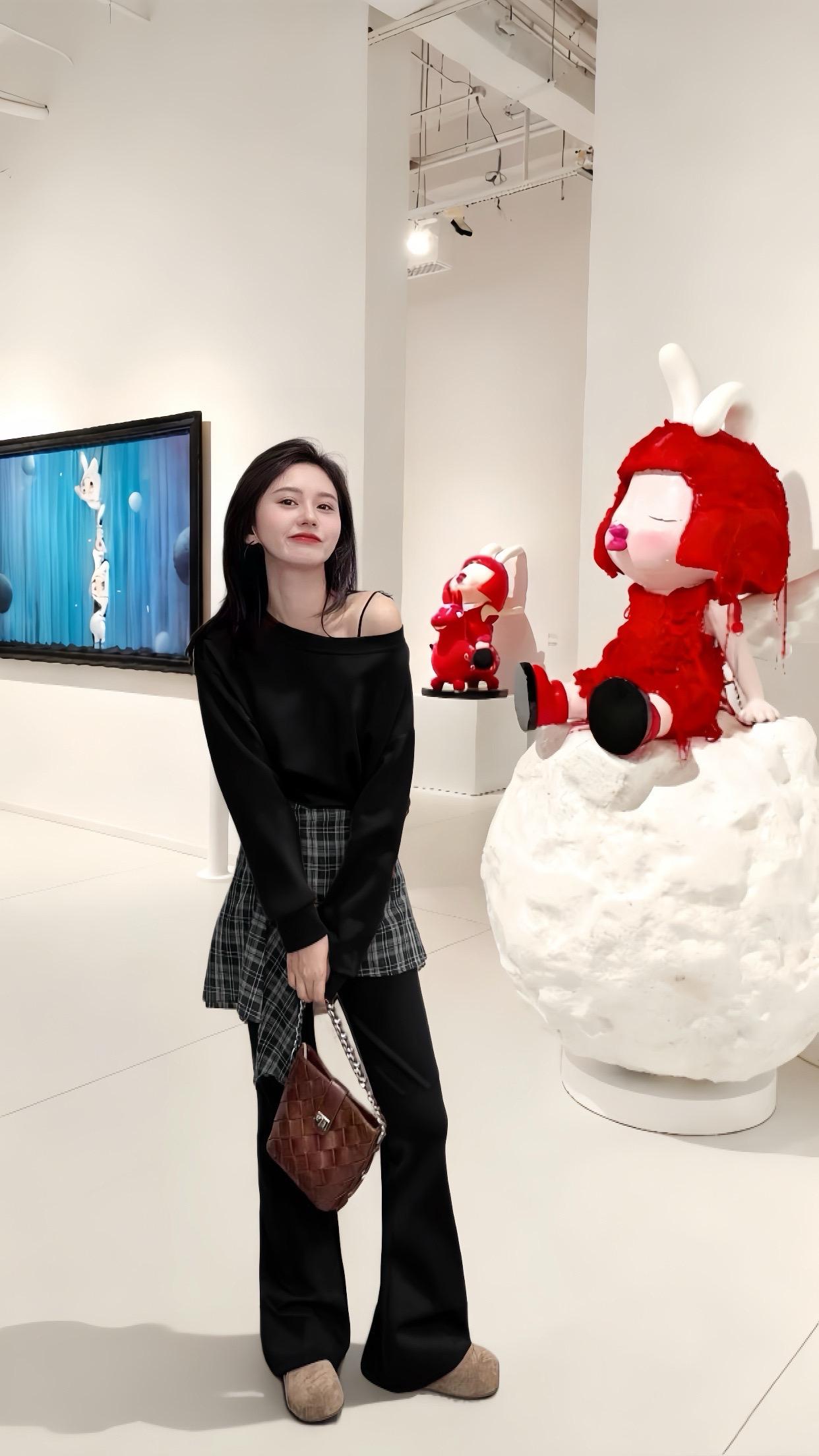 《治愈邂逅》林冉站在展厅光洁的地面上,一身黑色斜肩卫衣与高腰喇叭裤的剪裁巧妙勾勒出修长身形。格子屁帘随着她的步伐在腰间轻盈飘荡。 她沉浸于“奈美兔”展区,指尖掠过半透明丝线,感受冰凉触感。 在变幻的光影中,她并不急于拍照,只是静静驻足,让色彩流淌过指尖。这身精心搭配的穿搭让她与展览的治愈氛围完美融合。 漫步至镜面空间,她看见无数个从容的身影。这一刻,工作的喧嚣远去,只剩下衣物包裹的安心感。 这个下午,她不仅看了一场展,更找回了属于自己的呼吸节奏——懂得在细微处感受生活美学的惬意。 #治愈系 #穿搭 #少女心 #可爱 #文艺小清新