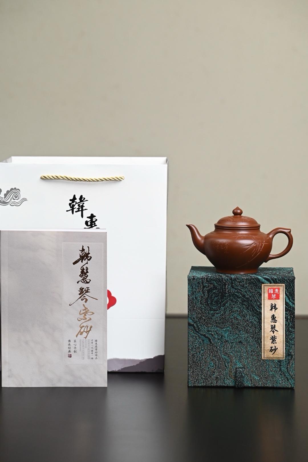 『笑樱』文革老紫泥·容量260cc·14。『笑樱』 文革老紫泥·容量260cc·14孔出水·内推·韩惠琴(国家级高级工艺美术师) 韩惠琴,国家高级工艺美术师 1969年生于太湖之滨陶都宜兴,自幼喜欢紫砂艺术,87年拜高级工艺师,尹霄荣为师,从事紫砂制作及创作,后又得汪寅仙、吴鸣大师的指导,对制作工艺及创作有了更高的理解和认识。坚定走继承和发扬的艺术之路,观古铸今,集思广益,对作品设计理念清晰,制作精益求精,逐渐形成自己的独特风格,深受紫砂爱好者的喜爱。 作品《劲竹》荣获第七届中国工艺美术大师精品展览会金奖; 作品《香炉竹》荣获中国首届国际工艺品博览会金奖; 作品《竹趣》被无锡博物馆永久收藏。