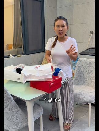 两个孩子除了学习一般,其他我都挺满意的,听话孝顺也不攀比,从来没有乱要过东西,天气凉了给孩子安排了套衣服,孩子说第一次穿这么好的衣服。