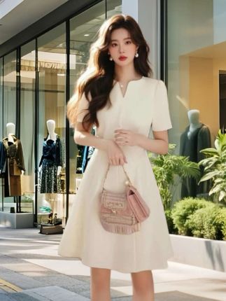 法式赫本风高腰V领,2025女夏季新款,轻奢高级显瘦中长款白色连衣裙#气质穿搭#轻奢高级感穿搭#夏季新款#法式赫本风连衣裙#显瘦穿搭@抖加上热门dou+热点宝