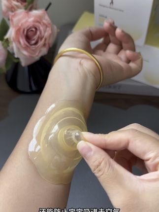 准备#母乳亲喂 的妈妈们,一定不要忘了准备这个#乳盾 ,不然月子里宝宝吸不到急的哇哇大哭,自己也痛的嗷嗷叫,到那时候再准备就晚了,宝宝入口的东西,买大品牌的才放心#辅助奶嘴#乳盾 #无痛亲喂