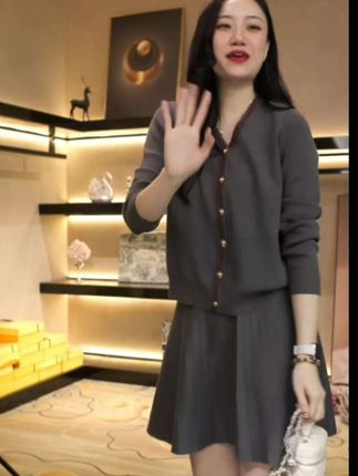奢姿【轻尘初静】2025秋冬季欧若风高级感大码套装V领针织衫两件套