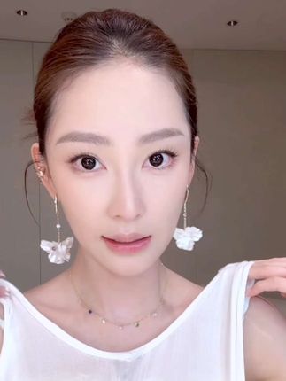 不是很日常但是超出片。#度假风耳环 #花花耳环 #仙女饰品 #百搭耳环推荐