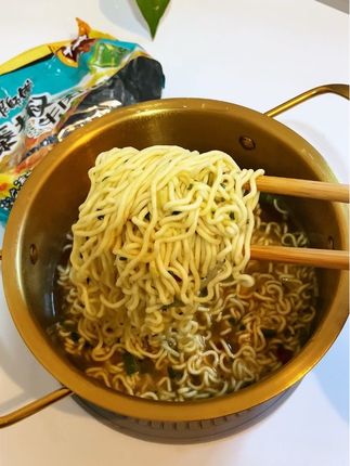 #泡面 #速食美食 #泡面神仙吃法 #灵魂宵夜 #方便面 就喜欢这藤椒味,麻辣鲜香!