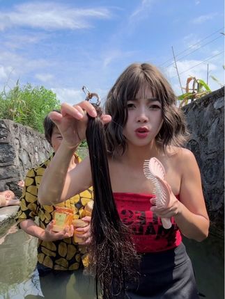 姐妹们这个蛋白霜太安逸了。护发素15次只能顶这个蛋白霜一次。姐妹平常头发打结。打毛。疏不通。喜欢去烫头发的姐妹。你去用吧。真的安逸哈。关键是性价比太高了。39.9到手3瓶。支持正装试用。#日常#分享好物