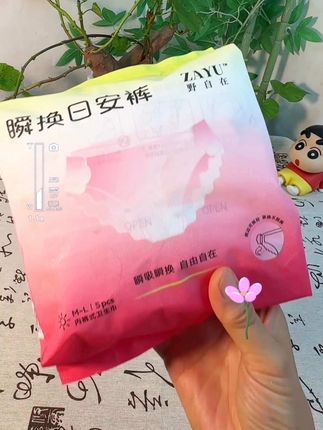 终于找到白天也能穿的安心裤了!出门在外真的太方便了,两侧自带开合式腰贴,一撕一贴,中途更换再也不用脱裤子了!还是双国标认证的,里面都是这种满满的高分子锁水芯体,真的巨能吸!吸收完干爽不反渗!刷到的姐妹赶紧去薅一包,划算!#贴身衣物 #卫生巾 #日安裤
