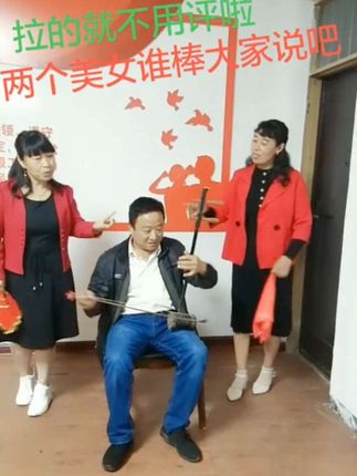 两个美女谁表演的好大家说了算……