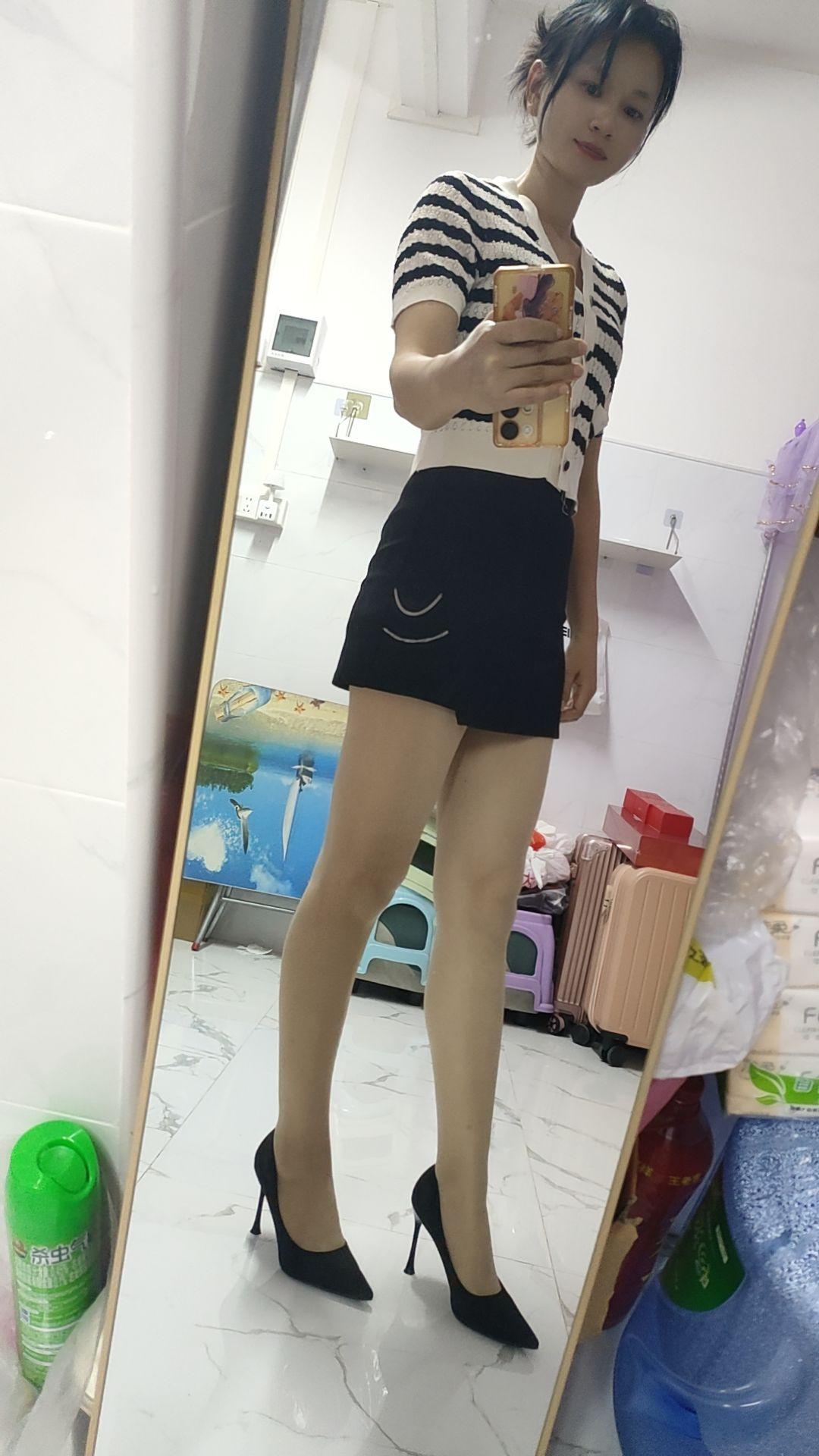 我的解压方式 就休息的时候穿上自己喜欢的衣服,拍拍照片发个抖音,快乐就是这么简单