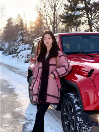 #女神范 #【冬日氛围感天花板!这件皮草外套绝了】 姐妹们看这款粉紫拼色皮草外套,大毛领显贵气,版型宽松还保暖。雪天搭配黑裤出街,高级感直接拉满,这个冬天想时髦又抗冻,选它就对了,赶紧入手!@抖加🔥上热门🔥dou+🔥热点宝