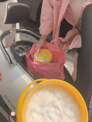 装住了也得把袋子打开再拍个视频😀!两个美女清洁膏直接要一箱!这真是洗白衣服鞋子厨房去油神器!家家必备,每天都要用的东西!做家务的宝妈们都知道多累,可省力省气,一泡一柔跟新衣服一样!下灰祛油不好用包退
