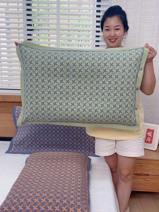 这款枕套采用优质棉纱不掉色不起球 。加厚隔汗隔口水#侧面按扣全包款式枕套 #精选优质面料柔软舒适亲肤透气 #枕巾枕套二合一