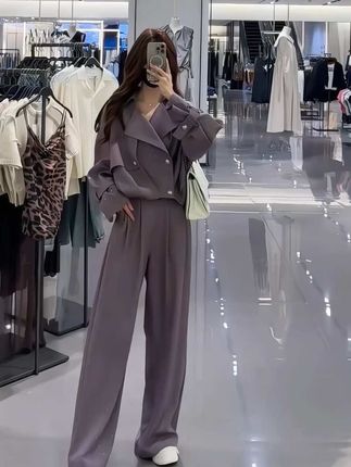 #早秋不费力显贵穿搭 姐妹们,这套衣服简直太绝了!它是那种很休闲的风格,上身特别显瘦,而且超级百搭,不管是逛街还是聚会都能穿,轻松打造出慵懒随性的感觉。#秋季套装 #慵懒风穿搭 #时尚套装#秋季穿搭