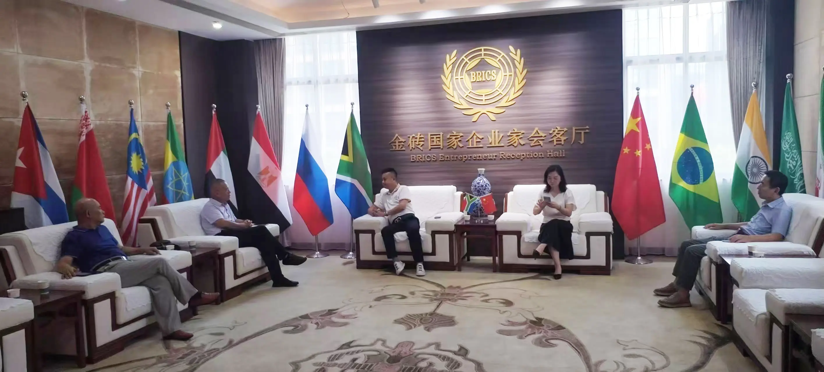 “金砖国家企业家会客厅”落户汕头。在全球经济格局深度调整的背 - 抖音