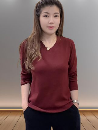 春秋炸街靠它!这件打底衫绝了 宝子们,怡特美这件V领罗纹棉打底衫,简直是春秋宝藏。 V领设计,拉长颈部线条,轻松塑造优雅天鹅颈,气质感瞬间拉满。罗纹棉面料,亲肤柔软,透气又舒适,就像被温柔呵护。纯色简约,却有着高级的时尚感,百搭属性超强。 单穿清新自然,外搭小西装、风衣,风格随心切换,通勤约会都能hold住。无论是漫步春秋街头,还是在办公室忙碌,它都能让你成为焦点。别再纠结春秋穿搭,赶紧入手,解锁春秋时尚新风尚! #面料柔软舒适 #内搭外穿都好看 #遮肉显瘦 #百搭上衣 #穿搭@DOU+小助手 @抖加🔥上热门🔥dou+🔥热点宝