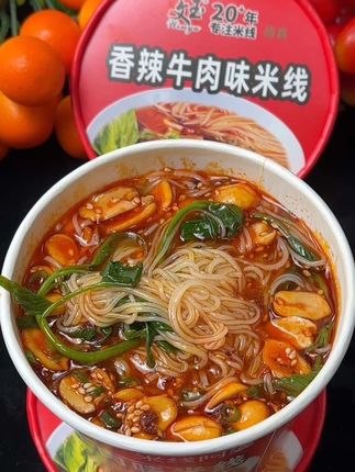 工作太忙太累回到家不想繁琐的做饭,可以试试这个香辣牛肉米线,米线是我们煮饭的大米制作的,非油炸,健康无负担,开水冲泡5分钟搞定,超方便,这个价格到手6桶哦#速食美食 #米线