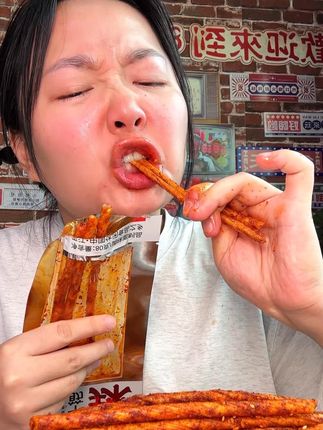 辣懵了,嘴巴忍不住还想吃,这个#麻辣素牛筋 真的又麻又辣也太带劲了#爆辣 #无辣不欢 #辣条