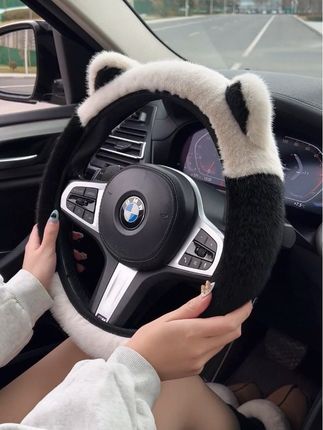 这个猫耳朵毛绒方向盘套也太可爱了吧,手摸上去暖暖和和的很舒服,不打滑不掉毛,车型通用#毛绒方向盘套#汽车方向盘套#可爱方向盘套