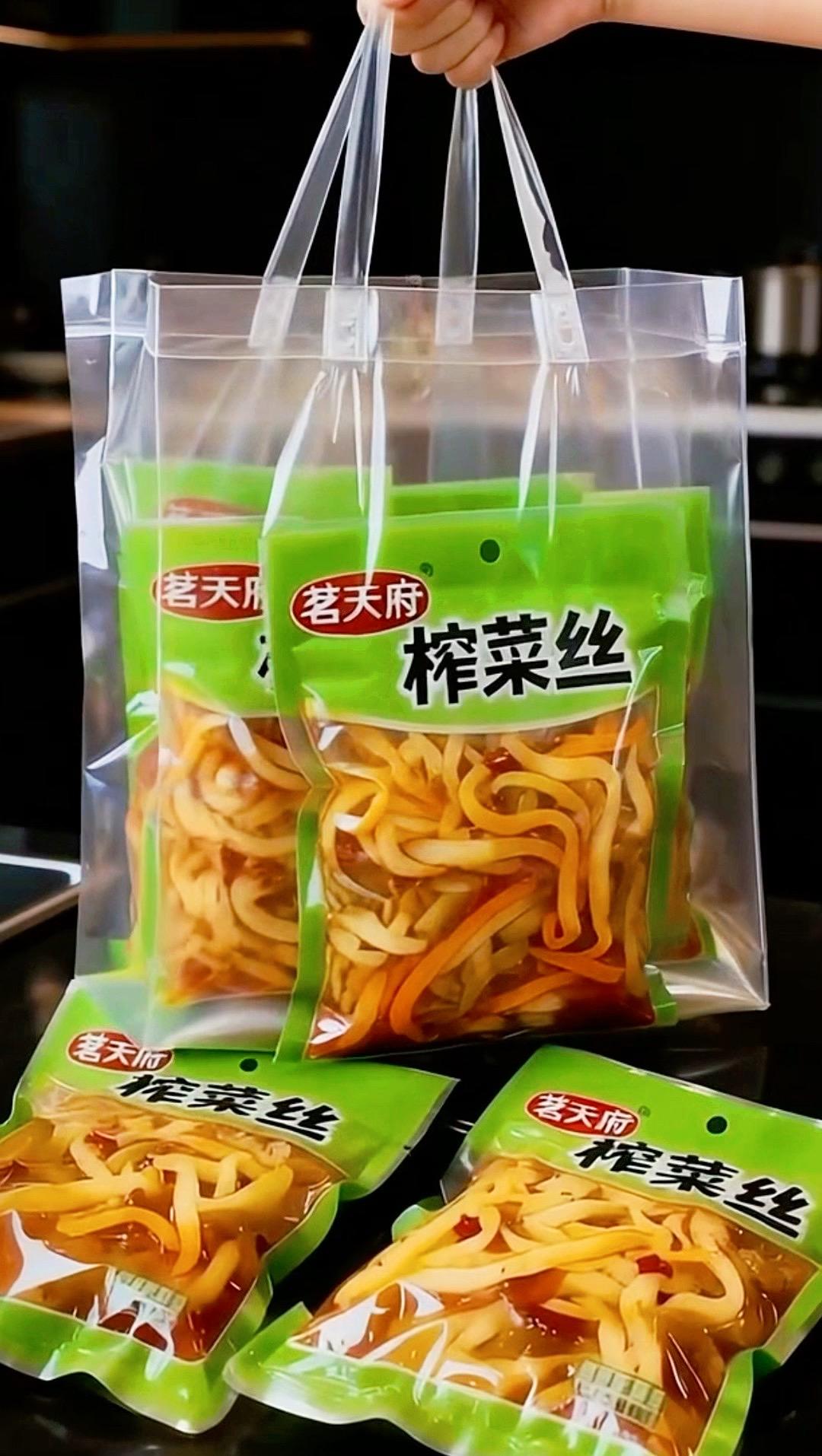 茗天府榨菜丝 四川地道茗天府榨菜丝,40g小包装超贴心,开袋就是微辣爽脆的鲜香。去皮去梗的菜丝,嚼着“嘎吱”过瘾,咸淡刚刚好。  早餐配粥搭馒头,唤醒味蕾;午餐拌面拌米饭,秒变下饭王;还能炒肉丝、炒蛋、拌豆腐。干净卫生不浪费,在家囤货、出门携带都方便,开胃解腻就靠它!#榨菜 #美食推荐 #太好吃了 #下饭神器 #强烈推荐 @抖加🔥上热门🔥dou+🔥热点宝