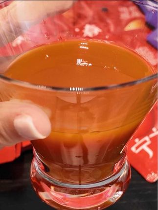 人到中年不得已,不要保温杯里泡枸杞了,不如这个枸杞原浆来的实在!!!爱熬夜的也都去整,早上红袋,晚上黑袋!
