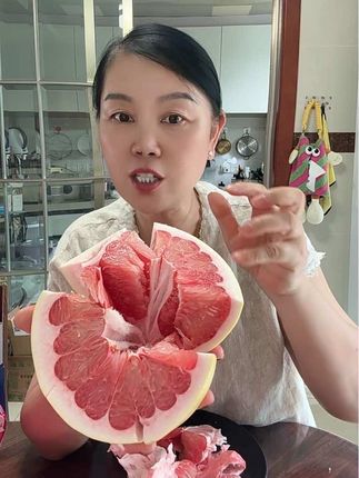 姐妹们!吃#柚子 的季节到了!别错过哦! 福建的三红蜜柚你们一定要尝尝,它真的好吃,锅肉是那种清甜可口的,而且汁水特别足,喜欢吃柚子的朋友赶紧下单吧!#三红蜜柚 #快来一起尝个鲜