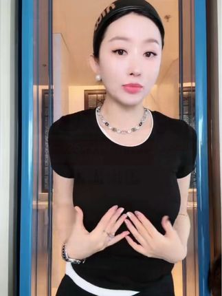 #强烈推荐 杨圣坤2025秋季新品撞色双层领高级感纯色通勤短袖T恤#穿搭 #日常分享 #高品质女装搭配 #杨圣坤
