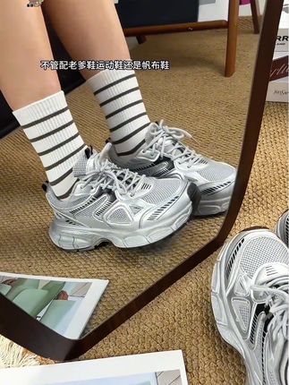 秋天的袜子来啦了,经典黑白条纹中筒袜!百搭不过时强烈安利给你们#袜子 #好穿又百搭 #秋冬袜子 #秋冬百搭
