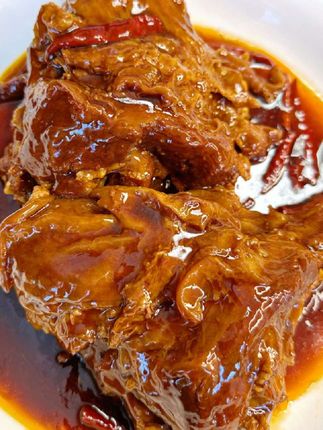 红烧牛窝骨熟制品多筋多肉2斤,家人们,新鲜多肉带筋的牛窝骨来了!直接搁锅里分享炖着吃、卤着吃、红烧都太香太得劲了!#妈呀太香了 #大口吃肉 #牛窝骨 #大口吃肉的感觉太爽了