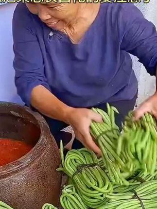 自己在家做泡菜,干净又卫生,做法还特别简单,就跟煮开水一样容易。把喜欢的蔬菜切好,放点盐杀一下水分,然后用清水多洗几遍,再攥干水分备用。好吃的关键就是这个泡菜发酵菌,它能让蔬菜快速发酵,而且口感脆嫩爽口,跟外面卖的一样好吃。#随时随地标记一下 泡菜发酵菌粉@抖加🔥上热门🔥dou+🔥热点宝