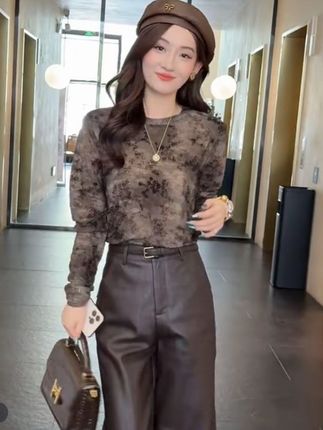 秋季气质显瘦扎染t恤➕高腰皮裤两件套 #秋季套装 #气质显瘦穿搭 #皮裤搭配 #时髦精 #梨形身材穿搭