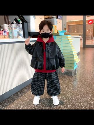 哇塞,又给你们囤到了一个超级好看的一个小外套,小套装,这个真的好潮,超级酷的一个小皮衣。#无限回购的宝藏单品