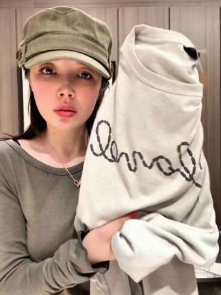 秋冬穿搭想要不出错,怎么能少得了灰色系?这件灰色针织衫真的太爱了,它是那种低饱和度的灰,上身效果超 级显气质,而且还是宽松版型,遮肉又显瘦,随便搭个牛仔裤就很好看,属于怎么穿都不会出错的单品。#潮流穿搭#时尚洋气减龄#百搭t恤