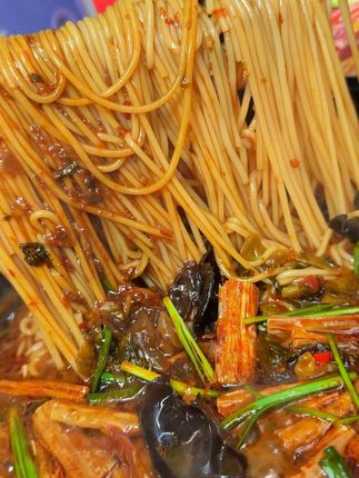 满小饱新出的酸菜火锅米线,爆香爆辣爆酸爽!还有超多大叶酸菜和吸汁腐竹来上一口太过瘾了#满小饱超级新品 #妈呀太香了