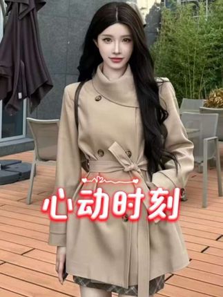 2025秋季新品风衣短款气质显瘦收腰外套百搭小个子休闲时尚 夜色如墨,城市的霓虹给街道镀上迷离光晕。她立在公交站台,浅卡其风衣被晚风轻轻掀动,腰间系带随动作晃悠。透明雨伞上,几滴雨珠颤巍巍,几片金黄落叶静静躺着,像从树影里偷溜下来的星子。身后公交站棚亮着暖光,映得她风衣色泽愈发柔和。远处车流如银龙穿梭,灯光拖出流光,和她身上风衣的简约利落交织,在这都市夜晚,织就独属于她的、静谧又鲜活的片刻。 #穿搭 #美女 #秋季不露腿穿搭 #秋天变时髦就从韩系穿搭开始 #预制国庆出游穿搭 @DOU+上热门 @DOU+小助手 @巨量引擎助手 @抖音创作小助手 @巨量千川 @巨量引擎小助手 @dou作品加热服务 @巨量本地推