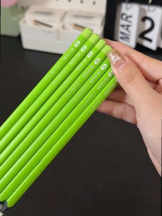 发现了一款超好用的铅笔,就是得力纽赛新出的小绿杆铅笔,石墨笔芯加粗不易断还很耐用 #文具安利 #得力#铅笔 #小绿杆铅笔