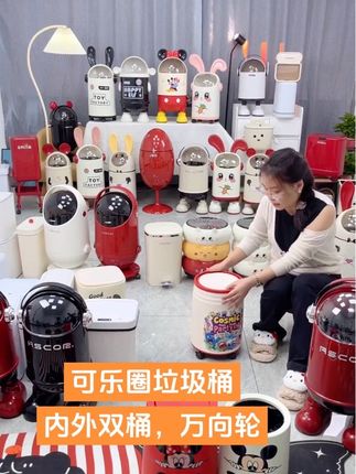 可乐垃圾桶,弹盖,万向轮自由滑动。#家用垃圾桶推荐 #创意垃圾桶 #时尚垃圾桶 #弹盖垃圾桶 #家用垃圾桶带盖