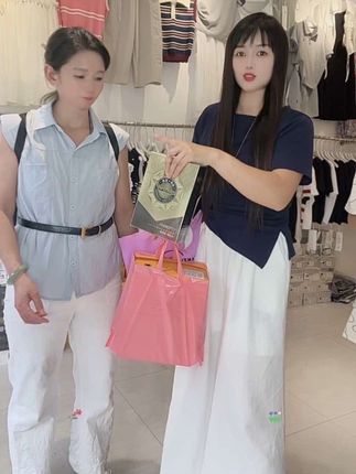 美女皮肤超滋润一点都不干,来回购第二套梦希蓝水乳,收到货有二维码防真伪!补水保湿紧致抗皱,免费使用30天皮肤没变化包退!不好用自己不用更不会卖!经常熬夜必备