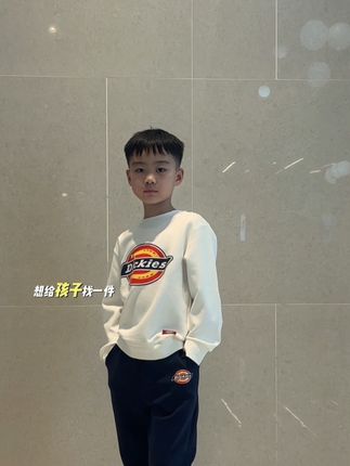 #dickies 这件每年都很火的经典款、这个价格真的太给力了!三季可穿,单穿打底都超洋气~#高品质童装 #品牌折扣 #潮童穿搭 #秋季穿搭