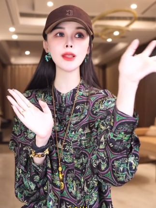 飞儿【影院上衣】2025早秋新款时尚百搭气质上衣#复古风穿搭 #优雅气质 #高端大气 #女人味穿搭 #气质女神穿搭