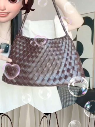 姐妹们,快来看看这个超赞的手工编织单肩包,它是春夏的新款,设计时尚又独特,采用编织工艺制作而成,满满的高级感扑面而来。无论是搭配裙子还是休闲装,都能让你瞬间变得与众不同,背上它出街,绝对能让你成为焦点!喜欢这种精致手工艺品的朋友们千万别错过!