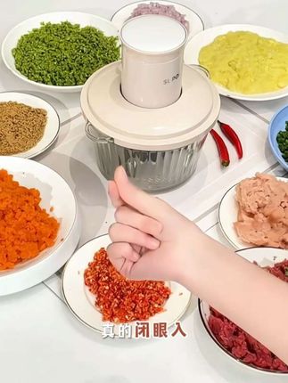 #绞肉机 每次备料都特别费手,直到我发现了这个宝藏绞肉机,它不仅拥有强大的动力,还有独特的悬浮刀头设计,可以轻松应对各种食材,而且它的操作非常简单,只需轻轻一按就能开始工作。除此之外,它还有很多实用的功能,让你做饭更省心,真的是家庭必备的好帮手啊!#厨房好物#多功能绞肉机#省时又省力@巨量千川