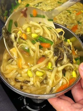 这个是河南特产芝麻叶,芝麻叶豆面条恁吃过吗?闻着香吃着更香!喜欢吃的可以试试!#分享家乡美食 #家乡特色 #芝麻叶 #芝麻叶豆面条 #地方特色美食