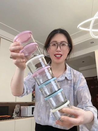 这个玻璃厨房保鲜盒真的太好了!它不仅可以当保鲜盒用,还可以做腌菜罐,非常实用。它的密封效果很好,不会漏水,而且还是圆形的设计,可以摞在一起放,特别省地方。它是加厚的材质,很结实耐用#超便宜超划算 #玻璃罐 #密封罐#玻璃密封罐 #咸菜罐